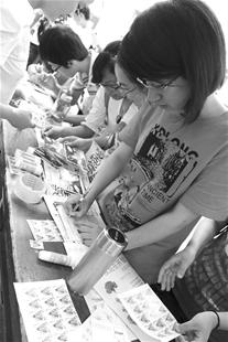 楚天金报讯 5月13日是母亲节。昨日，半岛平台网站登录入口红色元素协会的成员们在校园里摆开展台，免费帮同学给妈妈献上特殊的母亲节礼物祝福明信片。